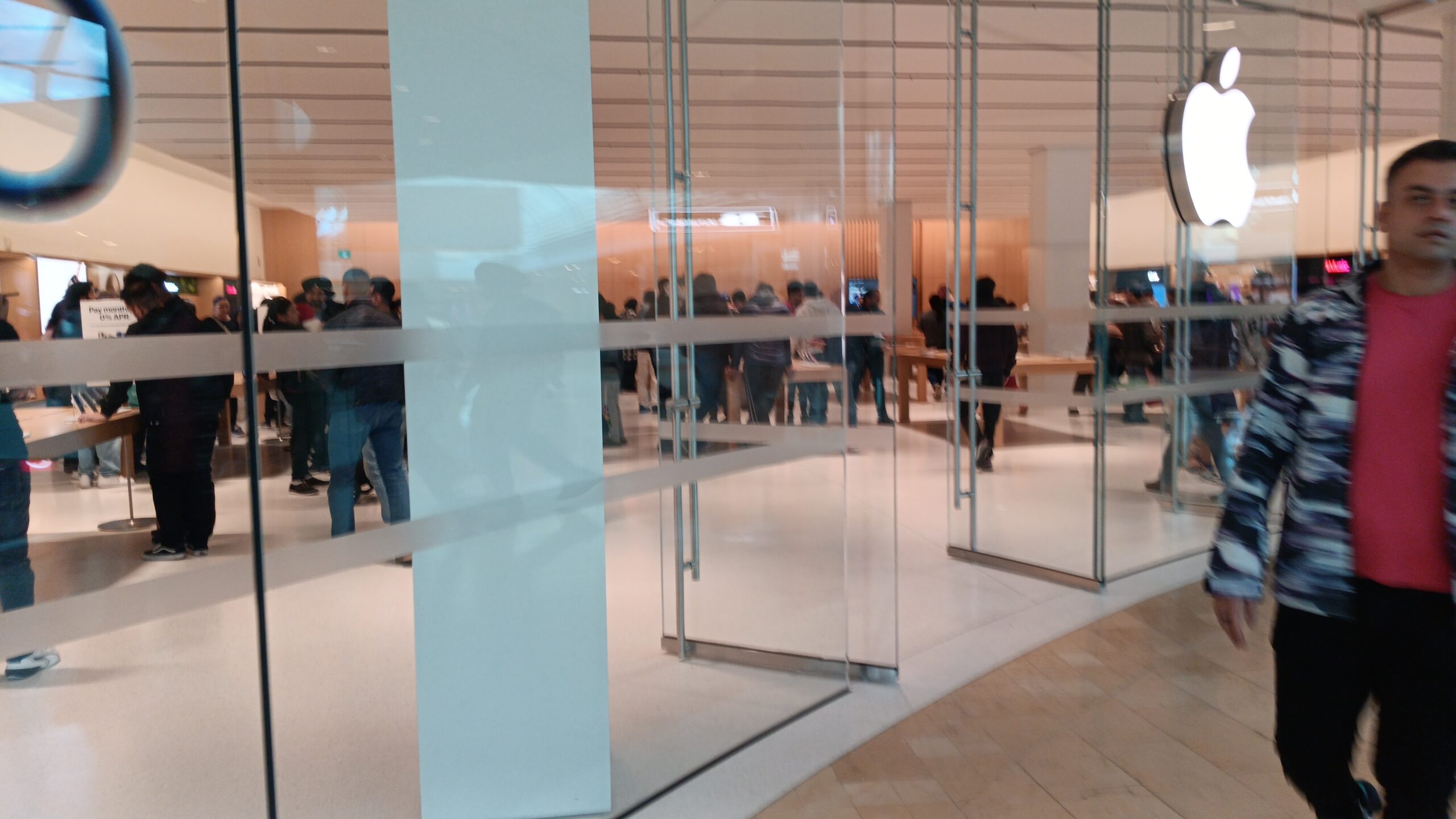 A Serendipitous Encounter: Discovering the iPhone 16 in a Bustling Canadian Mall